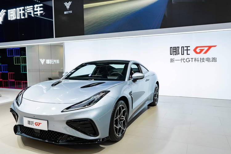 惠州135哪吒汽车在智能汽车领域的表现，领途汽车在新能源汽车市场中的影响力